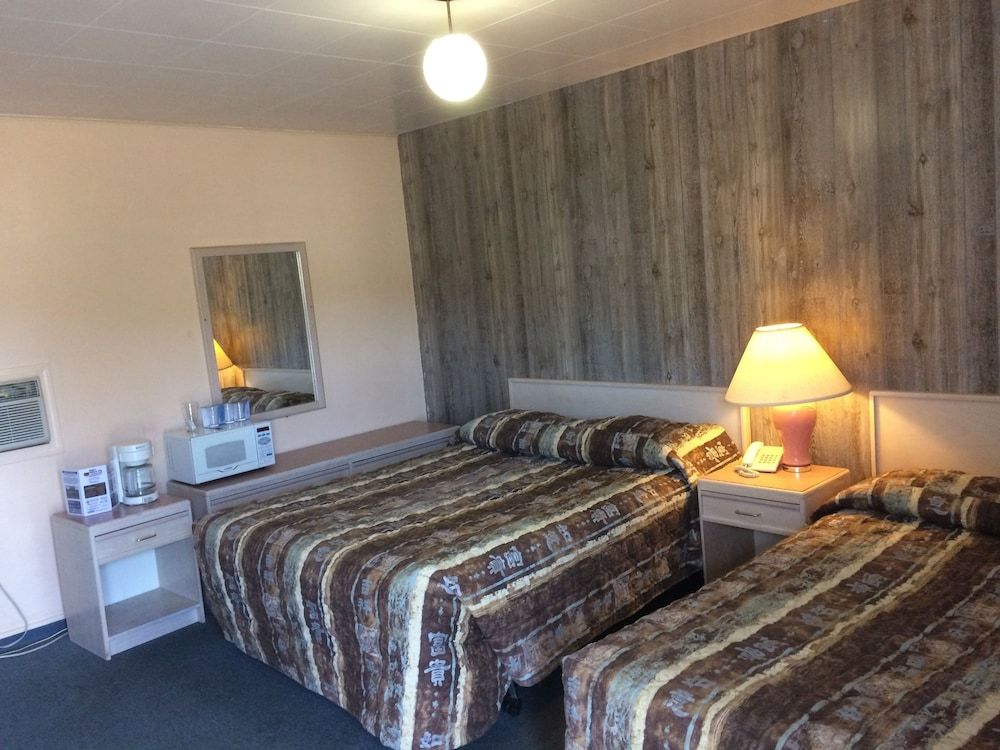 Road Runner Motel Comfort Quadruple Room, 2 Queen Beds, Kitchenette 4