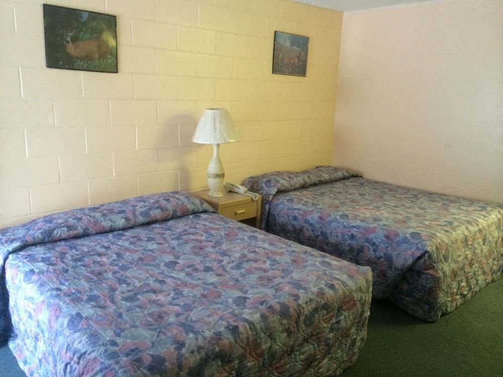 Road Runner Motel Comfort Quadruple Room, 2 Queen Beds, Kitchenette 6