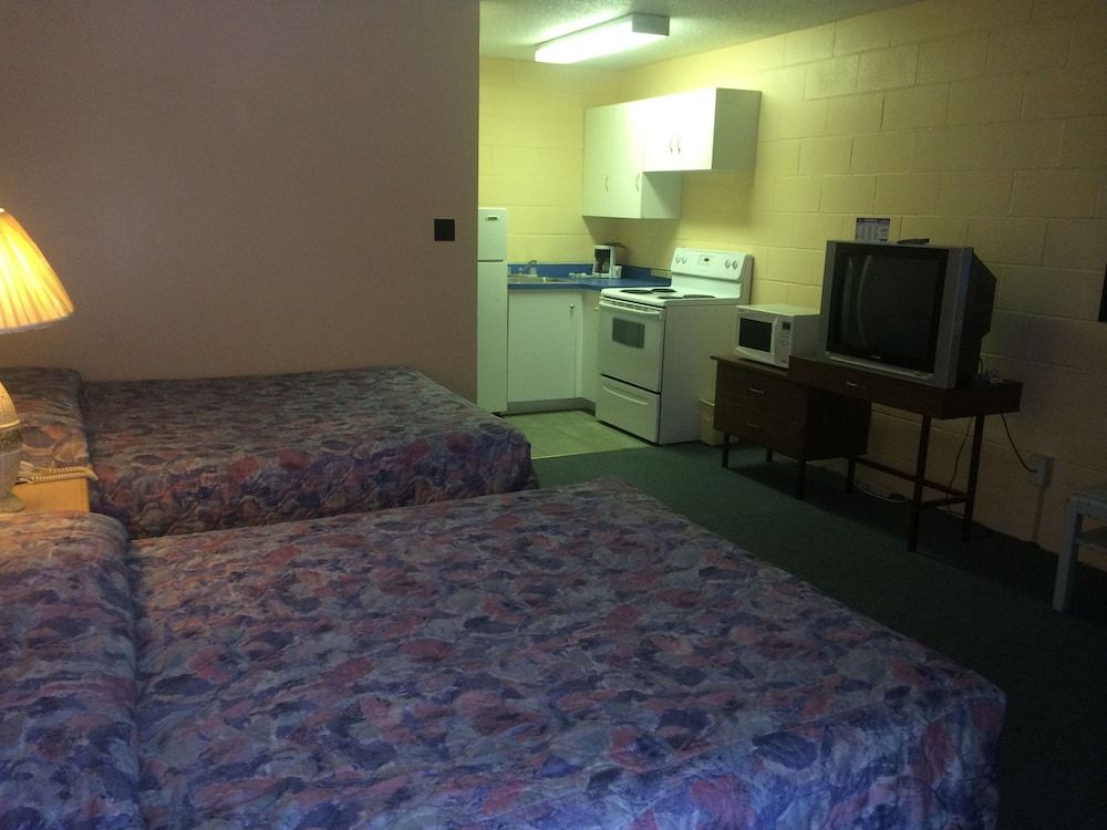 Road Runner Motel Comfort Quadruple Room, 2 Queen Beds, Kitchenette 3