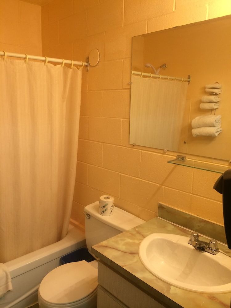 Road Runner Motel Comfort Quadruple Room, 2 Queen Beds, Kitchenette 12