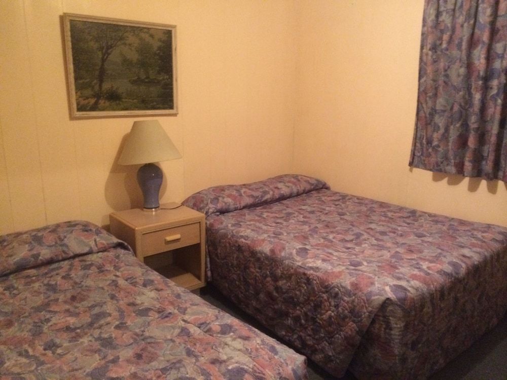 Road Runner Motel Standard Double Room, 2 Double Beds, Kitchenette, Mountain View 4
