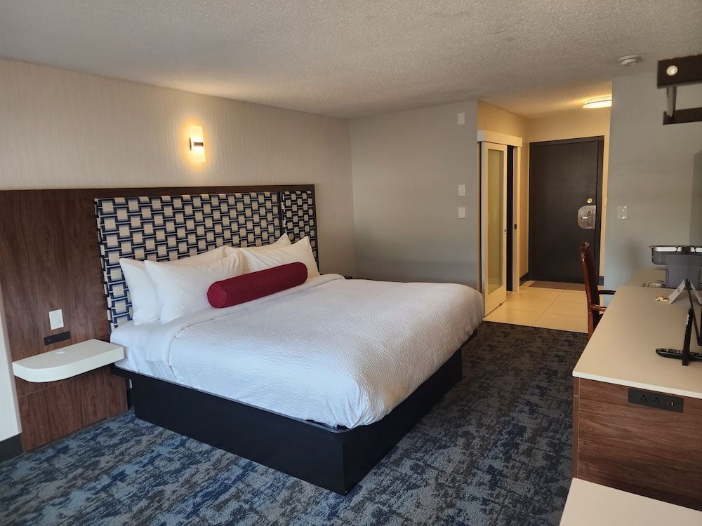 Inn The Mountains Standard Room, 1 King Bed, Kitchenette 2