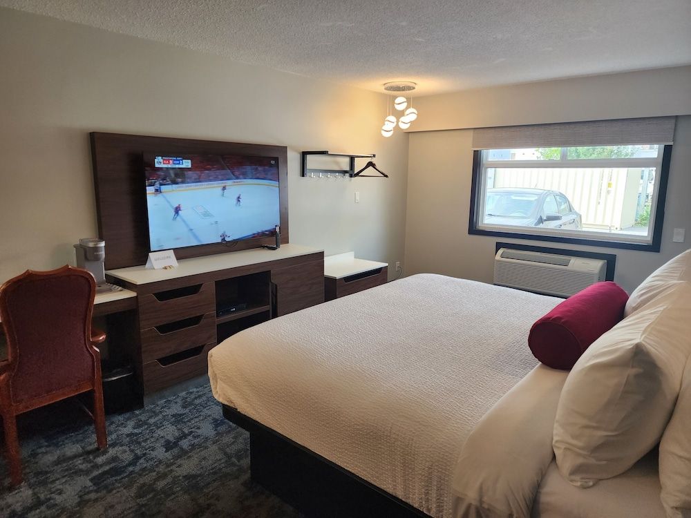 Inn The Mountains Standard Room, 1 King Bed, Kitchenette 4