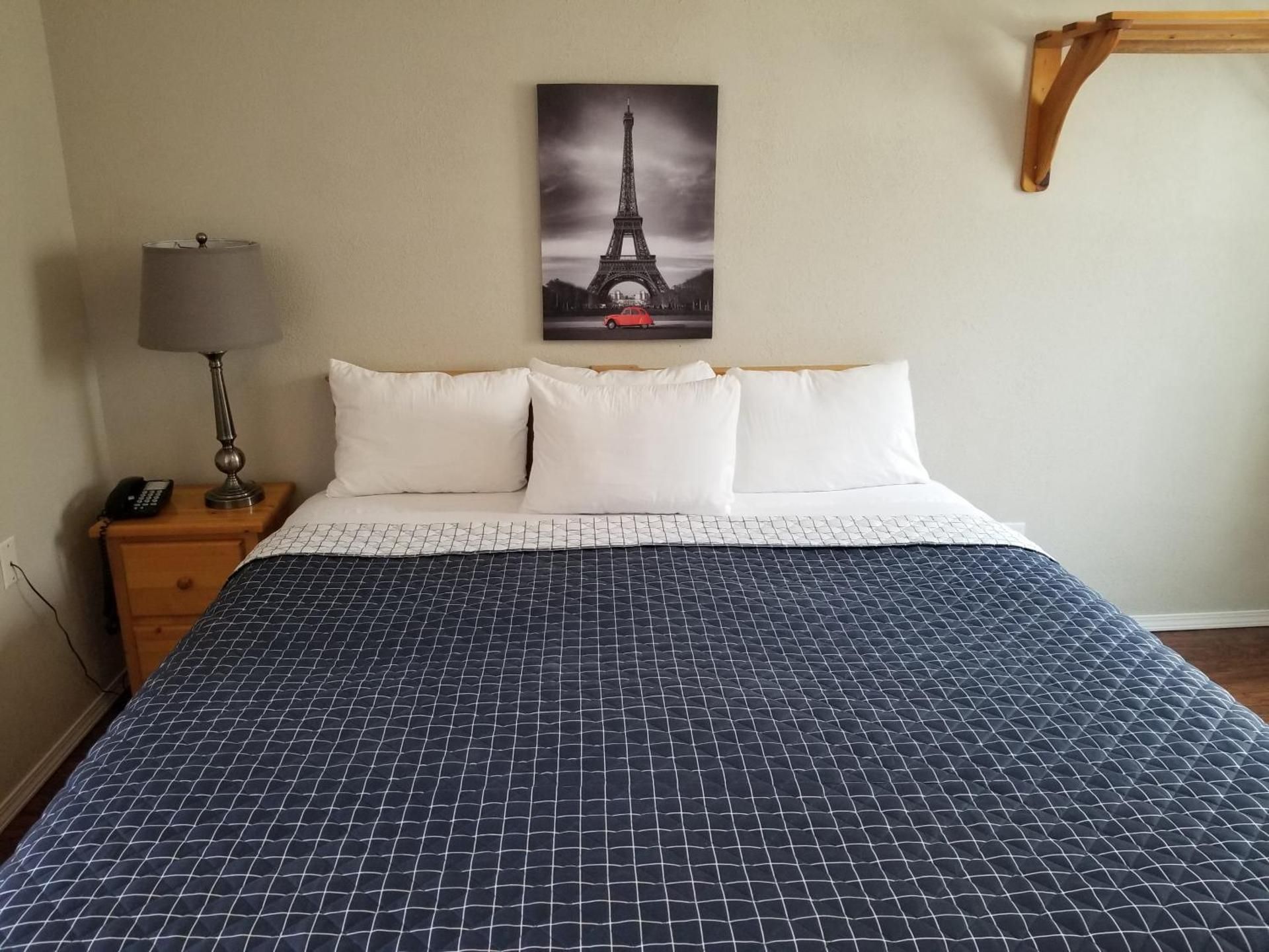 1 King Bed - No Kitchen
