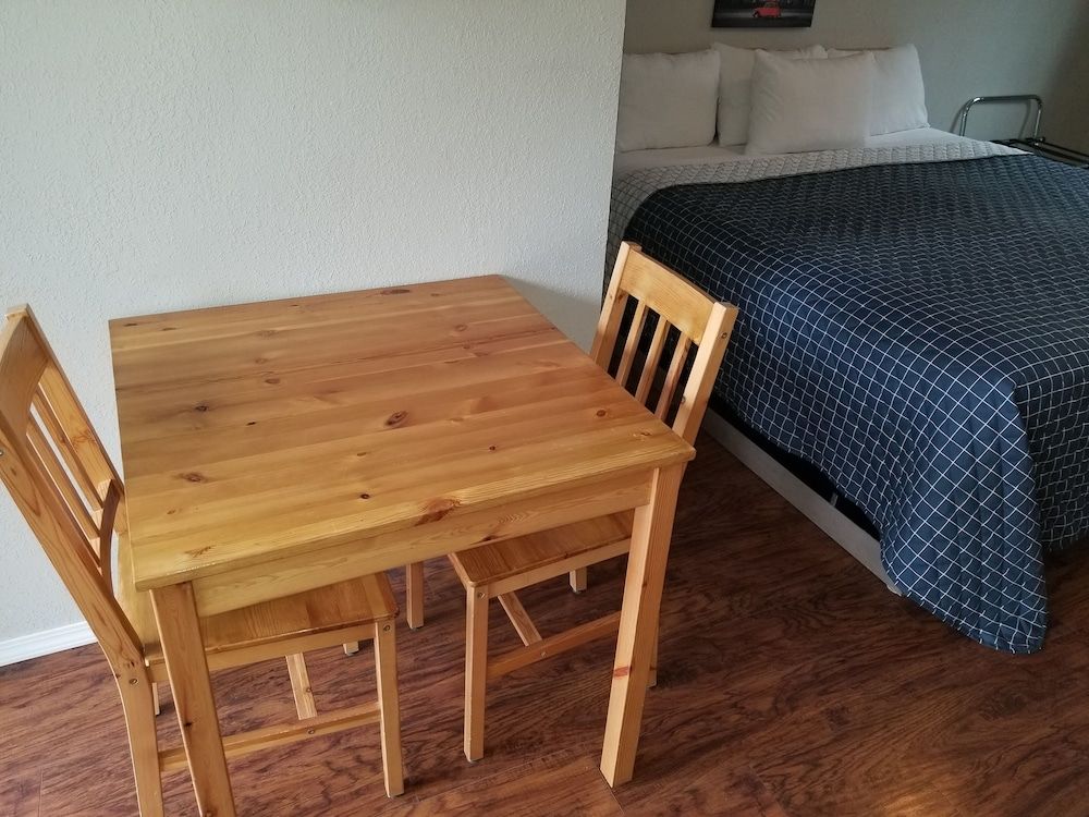 1 King Bed (No Kitchen)
