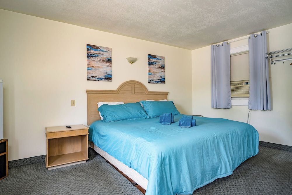 Signature Room, 1 King Bed, Non Smoking, Pool View