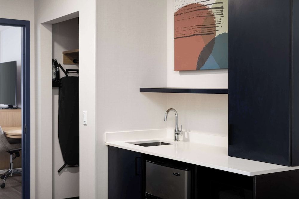 Spark by Hilton Guelph Suite, 1 King Bed 3