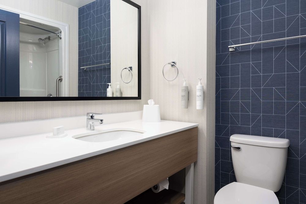 Spark by Hilton Guelph Standard Room, 1 King Bed 3