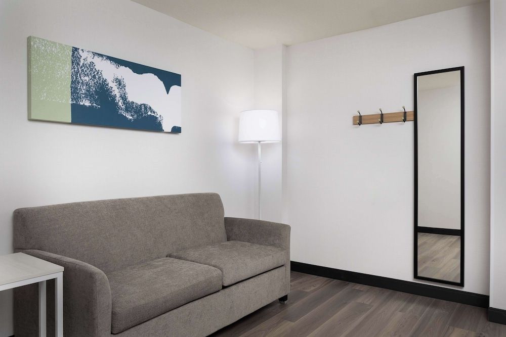 Spark by Hilton Guelph Suite, 1 King Bed 5