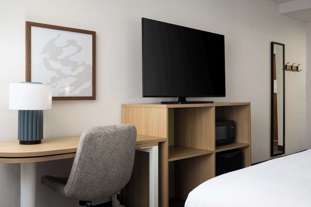 Spark by Hilton Guelph Standard Room, 1 King Bed 4