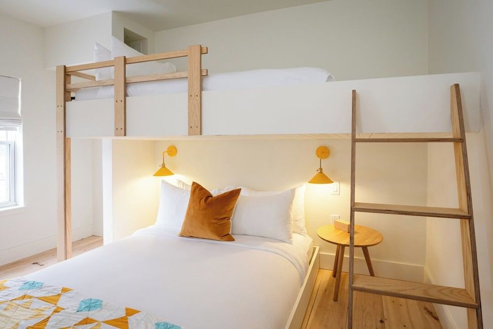 The August House Room 10: Sunny Queen / Twin Bunk Bed