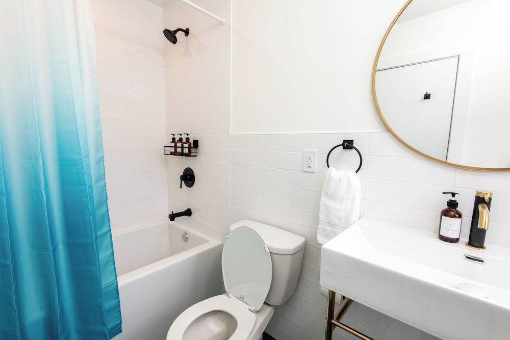 The August House Room 10: Sunny Queen / Twin Bunk Bed 3