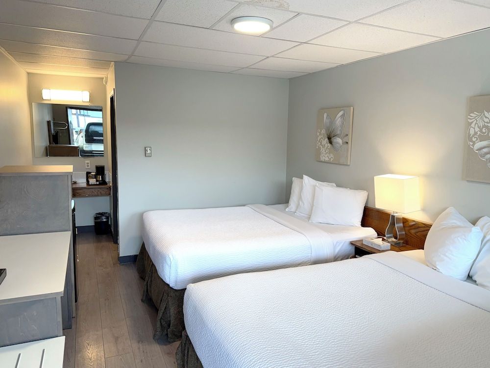 Departure Bay Motel Room, 2 Queen Beds 2