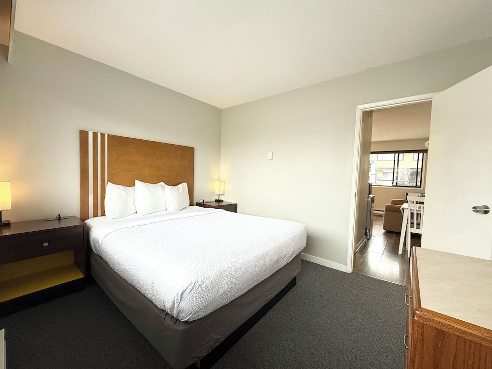 Departure Bay Motel Room, 1 Queen Bed with Sofa bed, Kitchenette 2