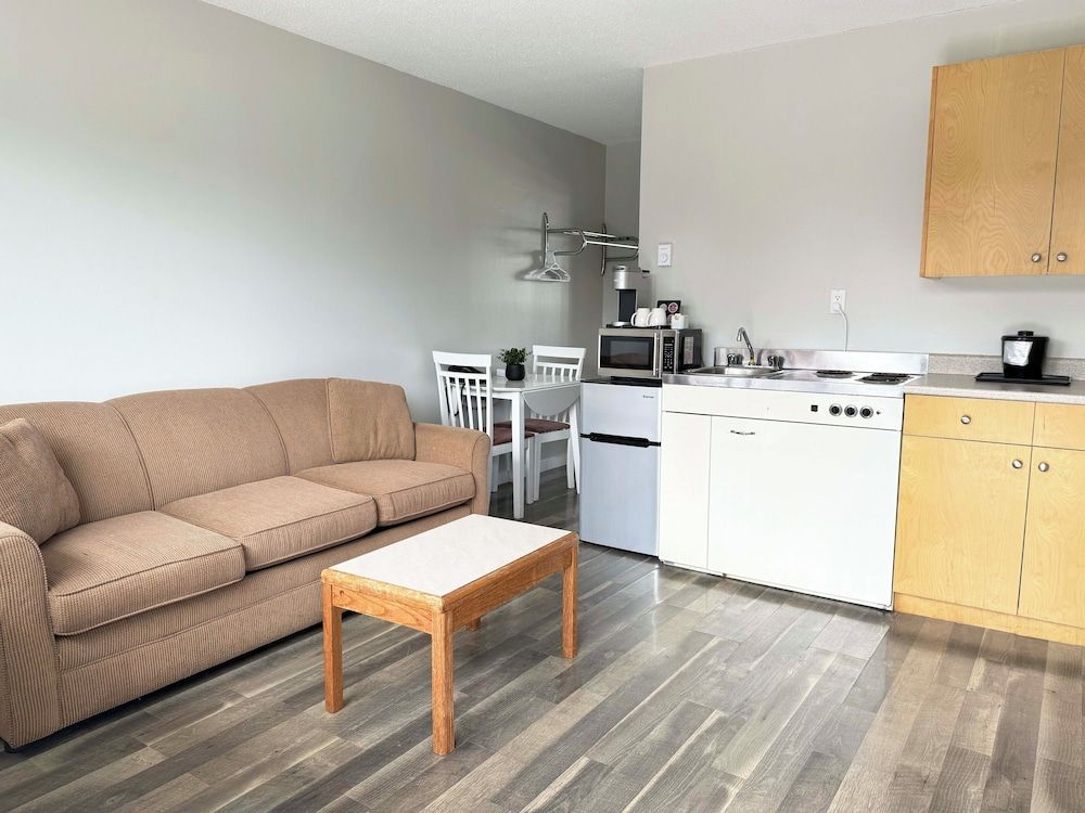 Departure Bay Motel Room, 1 Queen Bed with Sofa bed, Kitchenette 7