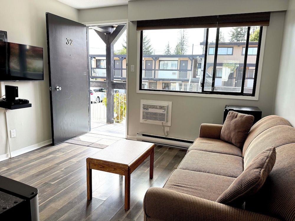 Departure Bay Motel Room, 1 Queen Bed with Sofa bed, Kitchenette 8