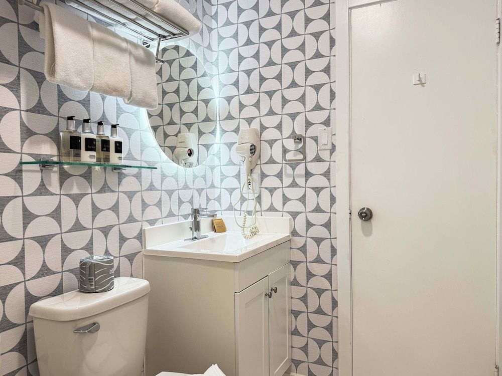 Departure Bay Motel Room, 1 Queen Bed with Sofa bed, Kitchenette 5