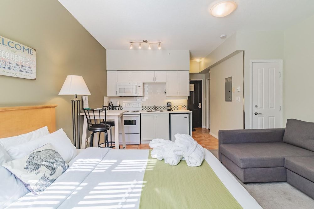 Condo, 1 King Bed with Sofa bed, Balcony, Mountain View