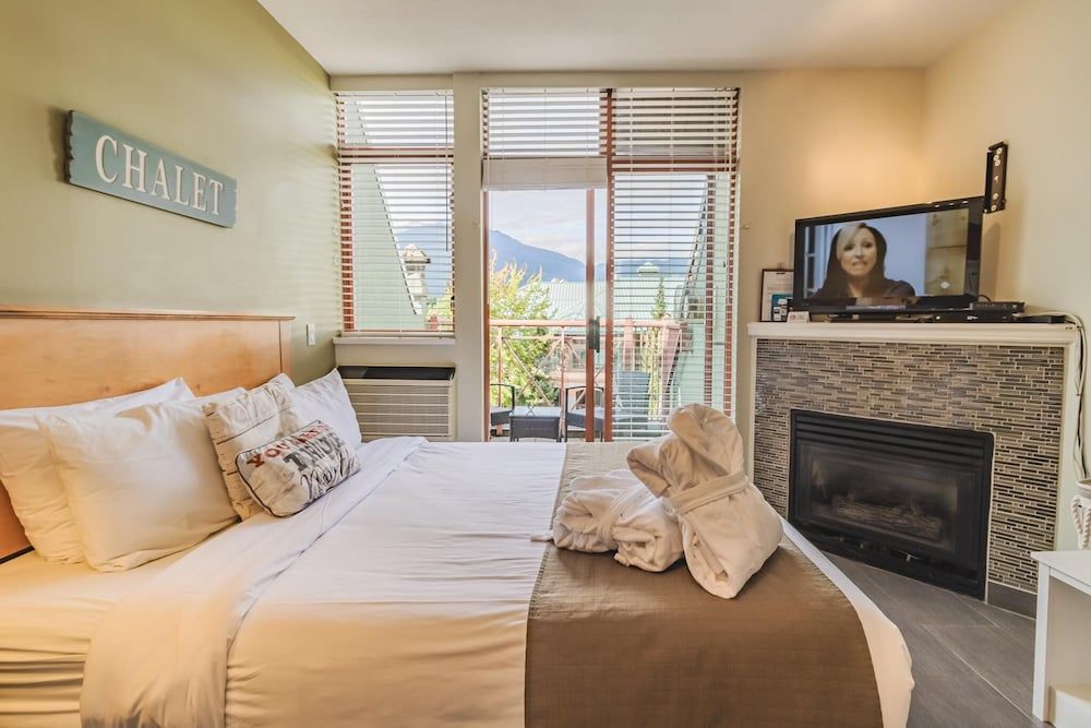 Condo, 1 Queen Bed, Balcony, Mountain View