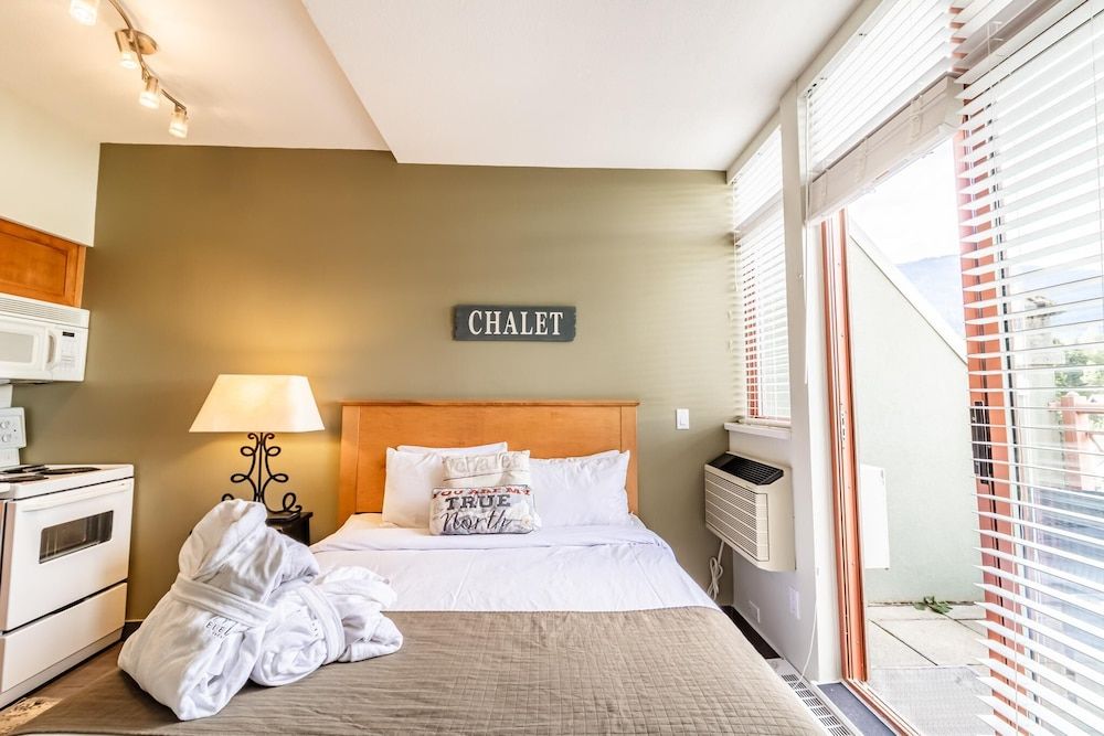 Condo, 1 Queen Bed, Balcony, Mountain View