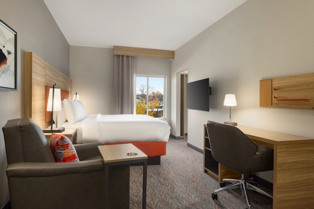 Studio, 1 Queen Bed (Pet Friendly)