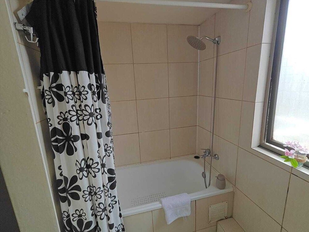 MainMaint Properties Family Apartment, 2 Bedrooms, Kitchen 16