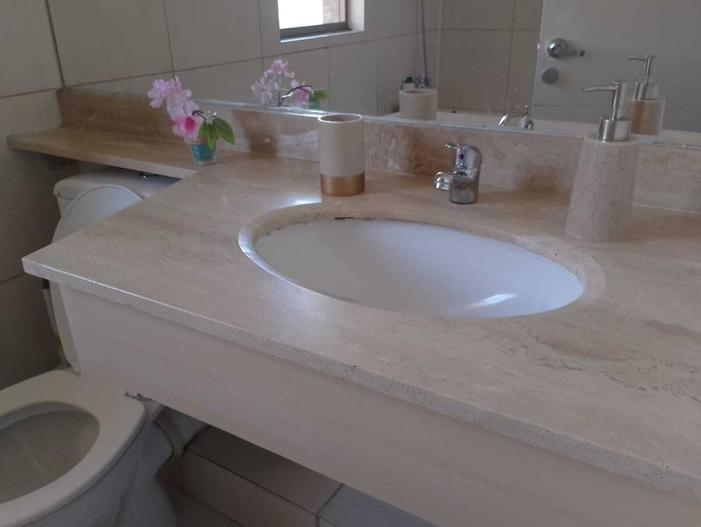 MainMaint Properties Family Apartment, 2 Bedrooms, Kitchen 18