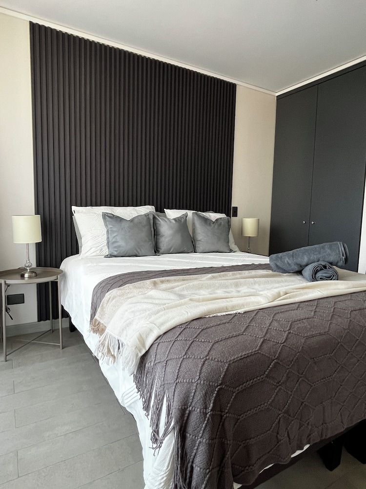 M&C DZ317 Luxury Apartment, Balcony 3