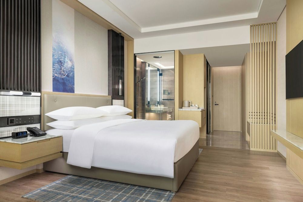 Deluxe Room, 1 King Bed, City View