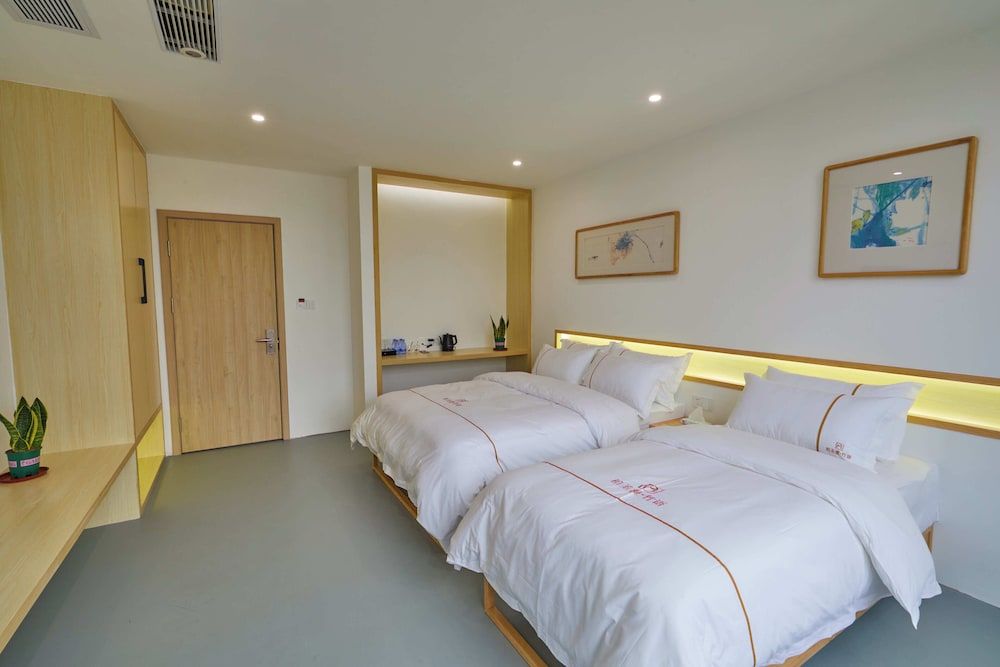 Basic Room, 1 Queen Bed, Smoking, Courtyard View