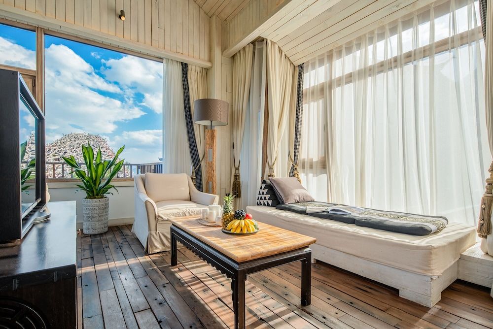 Basic Room, Hill View