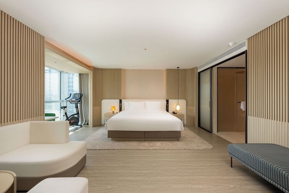 Suite, 1 King Bed (Dynamic Cycling)
