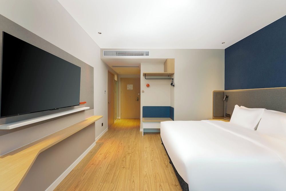Standard Room, 1 King Bed