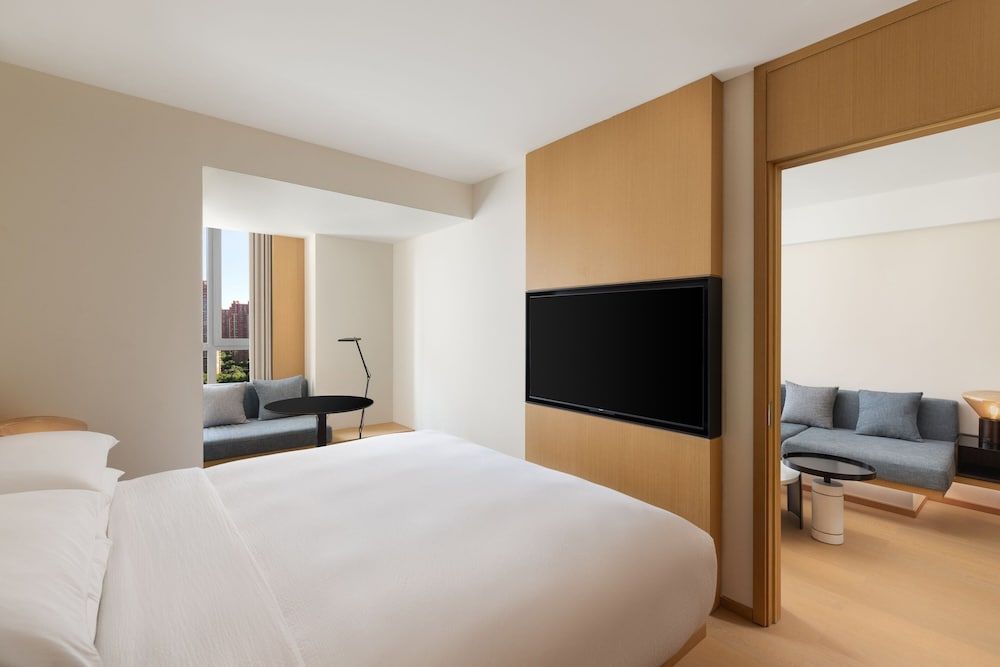 Executive Suite, 1 Queen Bed, Smoking, City View