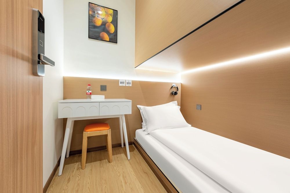 Z Scenic - Single Occupancy (Lower bunk) (Shared bathroom)(No window)