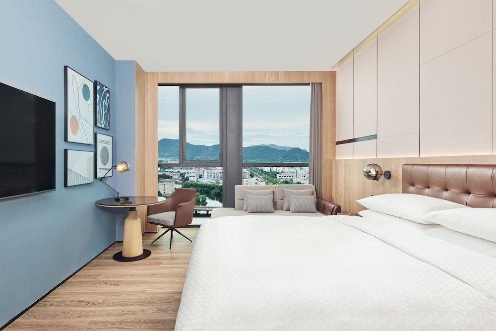 Four Points by Sheraton Huzhou Standard Room, 1 King Bed 4