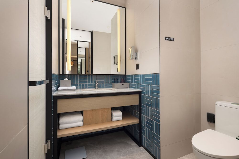 Four Points by Sheraton Huzhou Standard Room, 1 King Bed 5