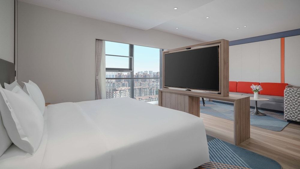 Holiday Inn Express Xi An Fengdong by IHG Suite, 1 King Bed 4