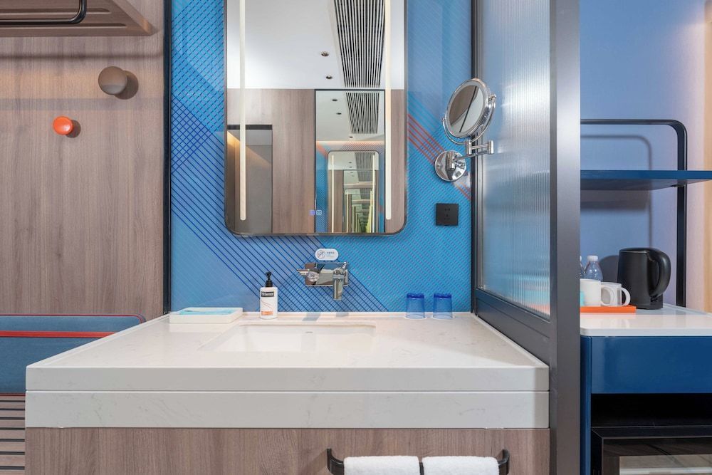 Standard Room, 1 King Bed (Minifridge, High Floor)