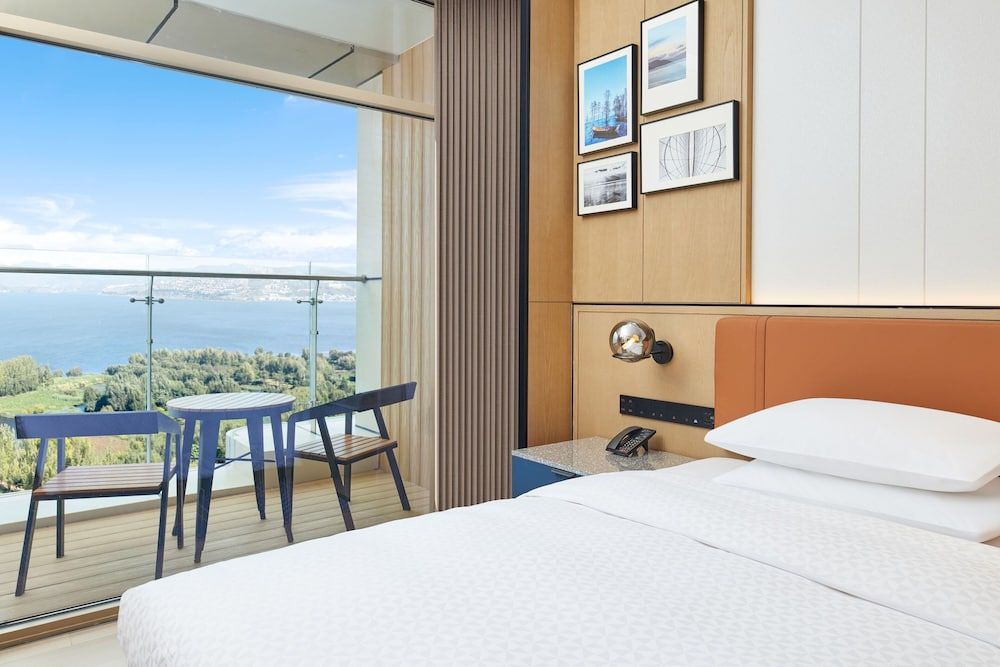 Room, 2 Twin Beds, Lake View