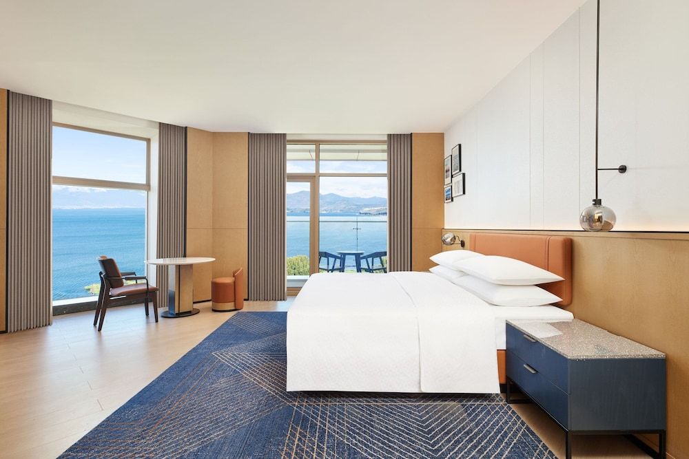 Room, 1 King Bed, Lake View