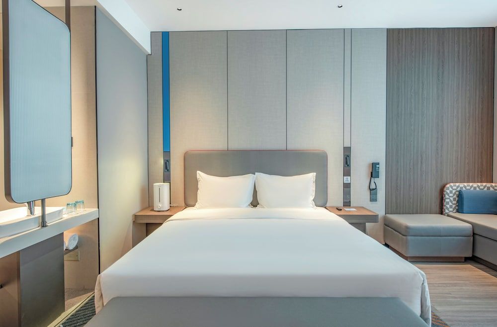 Standard Room, 1 King Bed, City View