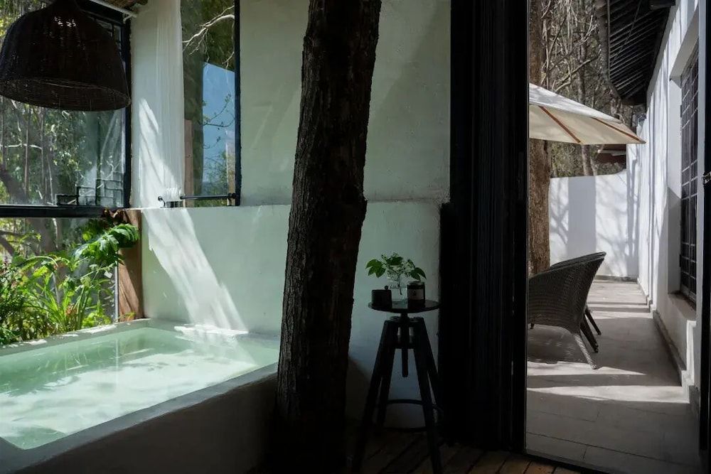 Comfort Suite, Patio, Hill View