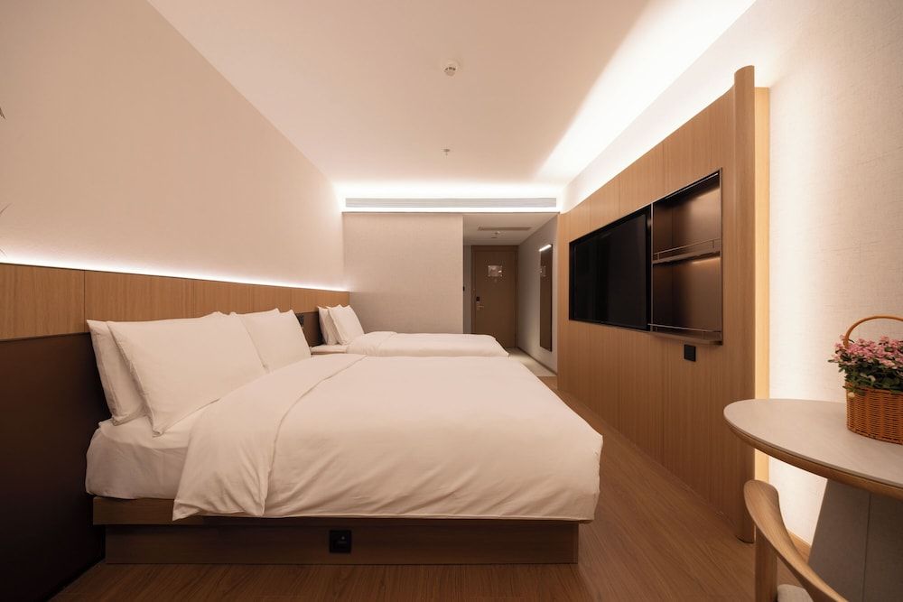 Family Triple Room, City View