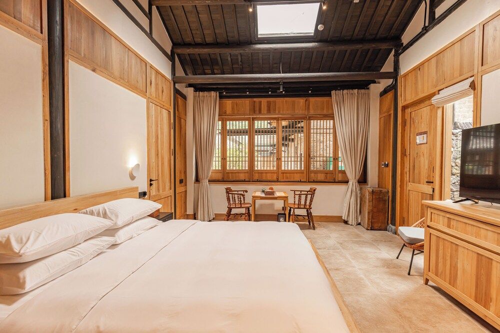 Grand Double Room, Patio, Hill View