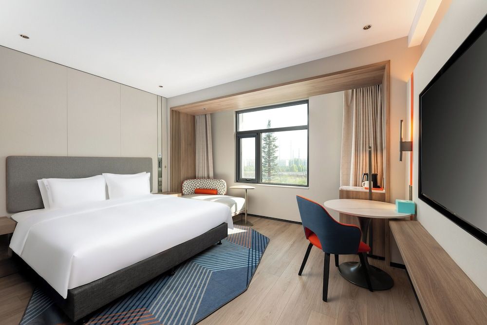 Standard Room, 1 King Bed, City View