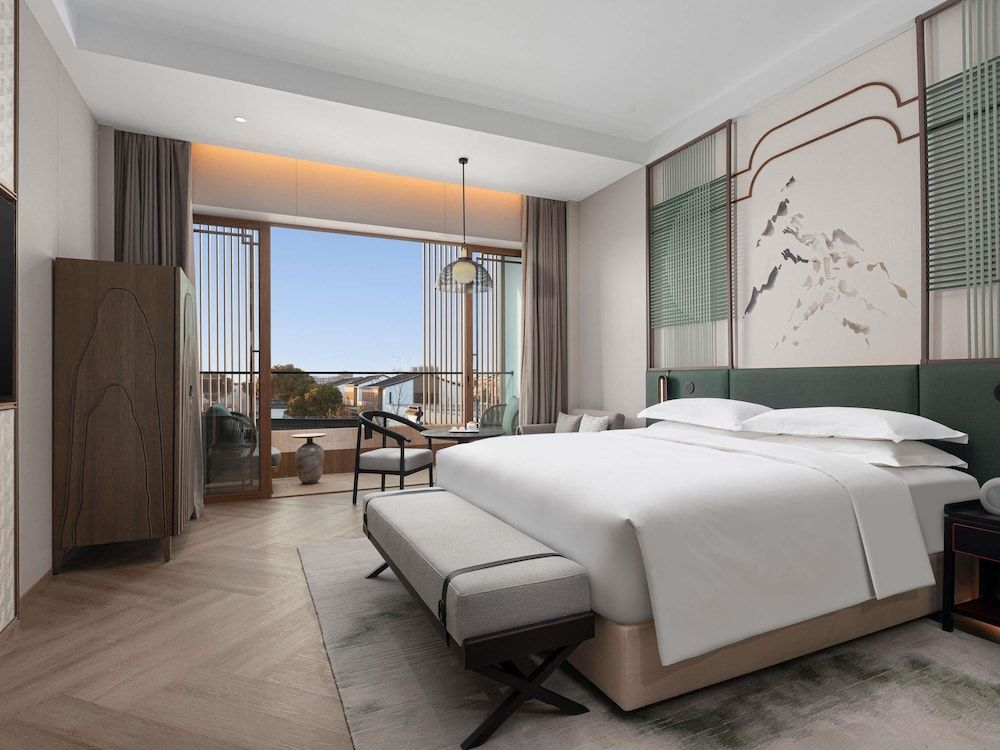 Deluxe Room, 1 King Bed, Balcony (Mountain Pavilion)