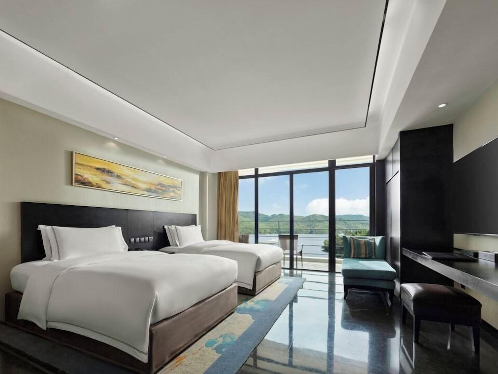 Senior Twin Room, Lake View