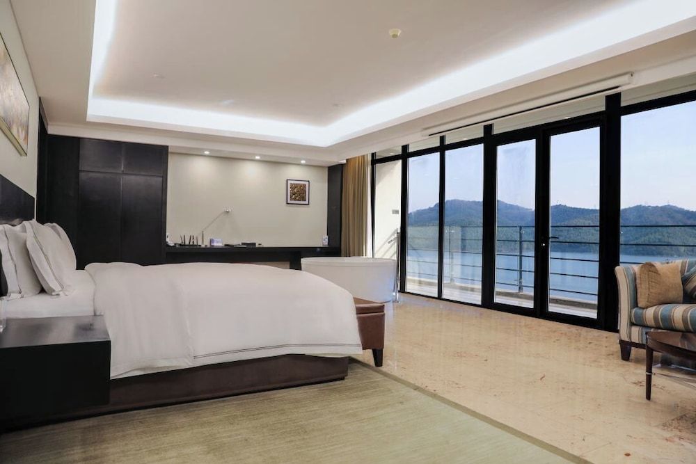 Superior Suite, Lake View