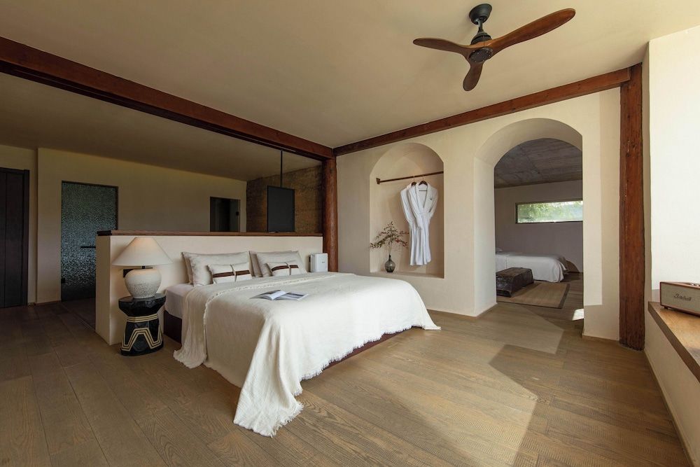 Superior Suite, Hill View